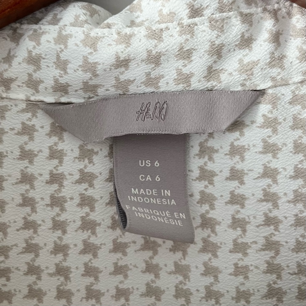 H&M Pattern Button Down Shirt - Picture 3 of 3